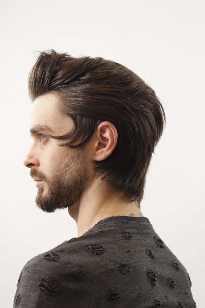 Capelli medi pettinati all’indietro, vista di profilo