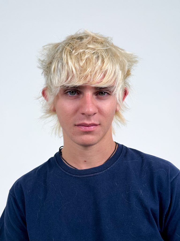 Mullet biondo platino texturizzato, vista frontale