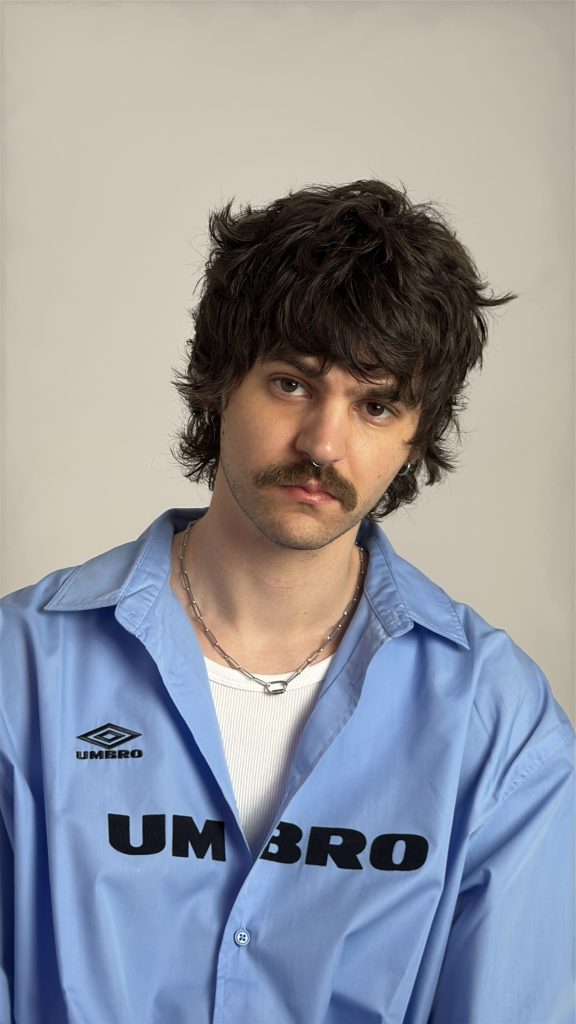 Mullet mosso con frangia e baffi, vista frontale
